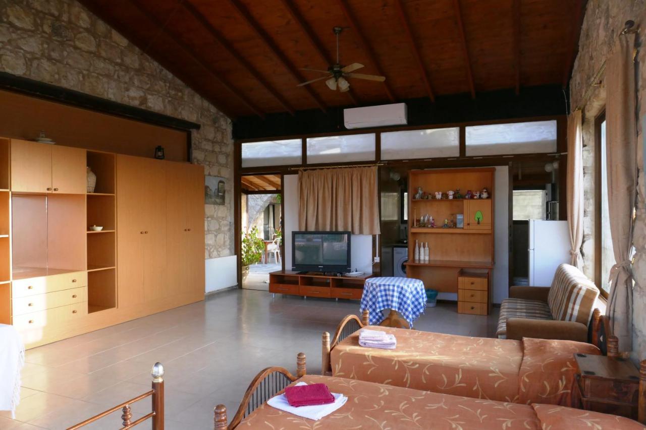 Studio With View In Polis Area Szímu Kültér fotó
